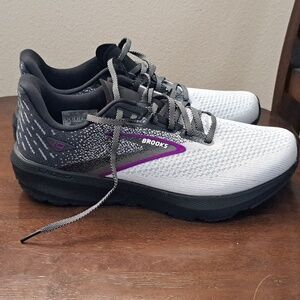 New womens Brooks running shoes size 10